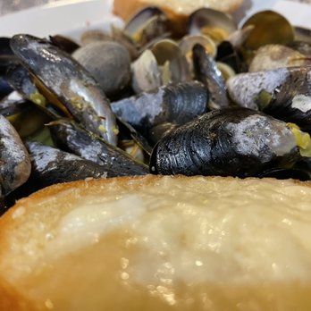 Secret Cove Restaurant - One pound of 1/2 steamer clams, 1/2 steamed mussels with garlic bread - Seafood Near Me - Anacortes, Washington Secret Cove Restaurant - One pound of 1/2 steamer clams, 1/2 steamed mussels with garlic bread - Seafood Near Me - Anacortes, Washington