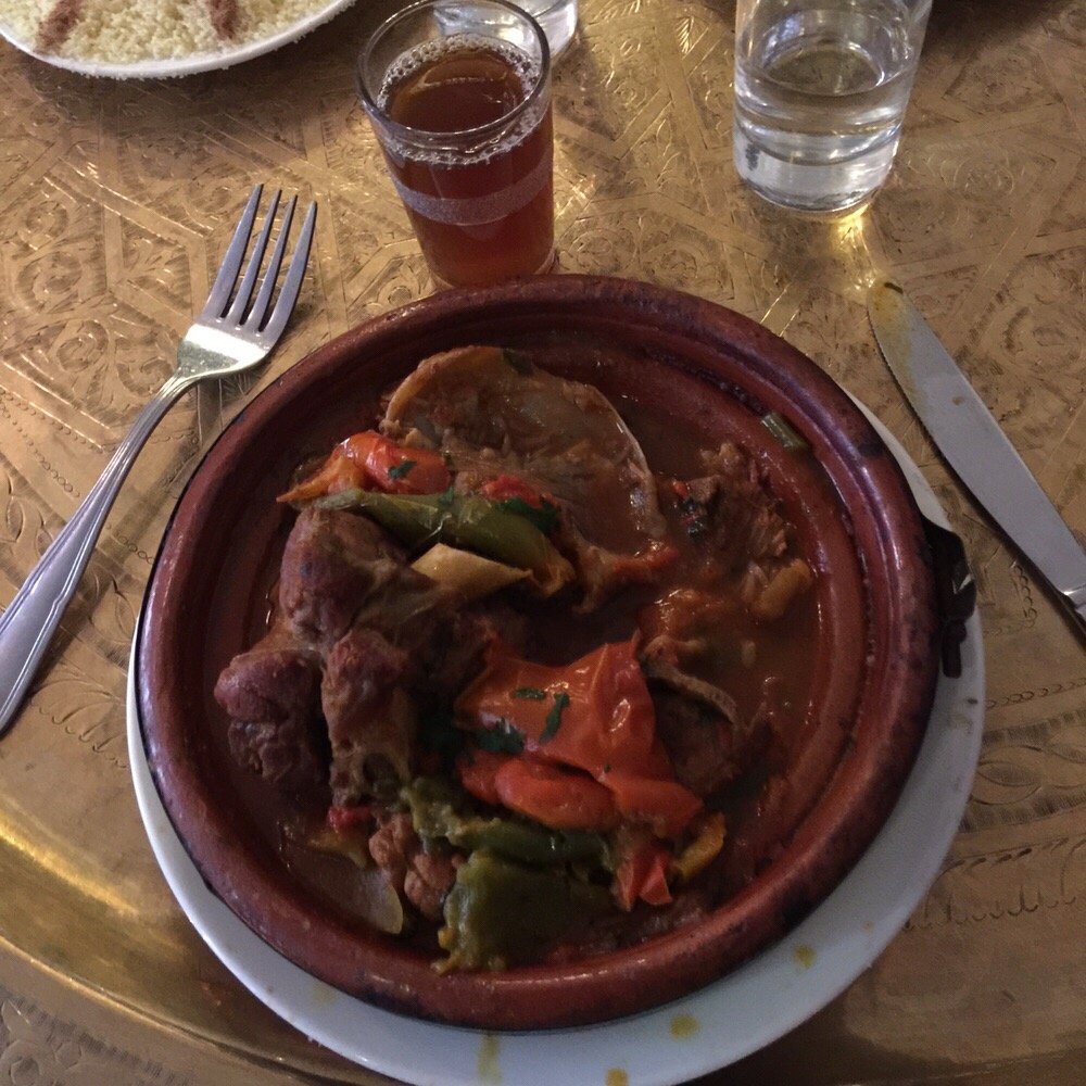 Tagine de l'agneau avec poivre, ognions, tomates,... Delicious!! Tagine de l'agneau avec poivre, ognions, tomates,... Delicious!!