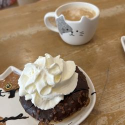 Chat Mallows Café - Donut and latte