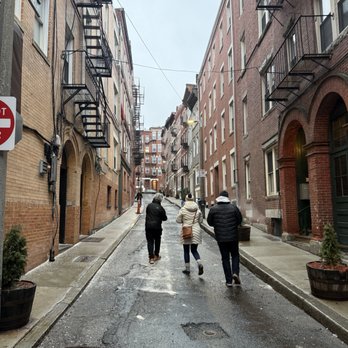 Boston Pizza Tours - Easy walk, lots of great breaks in between. - Food Tours Near Me - Boston, Massachusetts Boston Pizza Tours - Easy walk, lots of great breaks in between. - Food Tours Near Me - Boston, Massachusetts