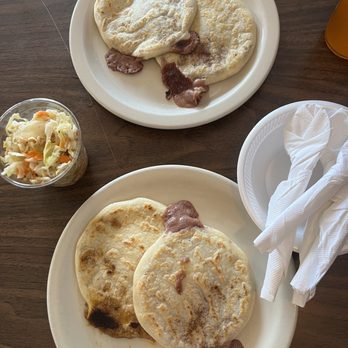 El Sunzal Restaurant - Popusas de frijoles y queso y popusa de mixta - Salvadoran Near Me - Austin, Texas El Sunzal Restaurant - Popusas de frijoles y queso y popusa de mixta - Salvadoran Near Me - Austin, Texas