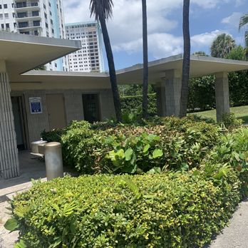 Harry Berry Park - Restarooms adjacent to park - Parks Near Me - Hollywood, Florida Harry Berry Park - Restarooms adjacent to park - Parks Near Me - Hollywood, Florida
