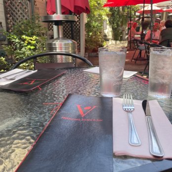 V Restaurant, Bistro & Bar - Outdoor patio - New American Near Me - Murphys, California