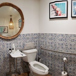 E. Peter Anzaldo, M.D - Remodeled office. El baño.
