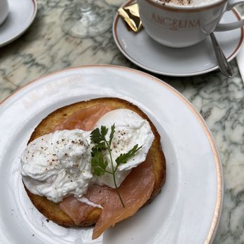 Angelina - Smoke salmon eggs Benedict. Hollandaise sauce came on the side. - Breakfast & Brunch Near Me - Paris, 75 Angelina - Smoke salmon eggs Benedict. Hollandaise sauce came on the side. - Breakfast & Brunch Near Me - Paris, 75