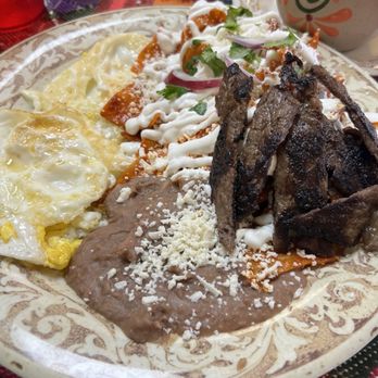 Los Mendoza Mexican Restaurant - Chilaquiles rojos Están ricos pero le sirvieron a otro buen pedazo de carne la mía reseca quemada y unos cuantos pedazos parecen sobra - Mexican Near Me - Houston, Texas Los Mendoza Mexican Restaurant - Chilaquiles rojos Están ricos pero le sirvieron a otro buen pedazo de carne la mía reseca quemada y unos cuantos pedazos parecen sobra - Mexican Near Me - Houston, Texas