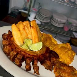 El Arriero Colombian Restaurant - Chicharrón tostones y yuca lo mejor