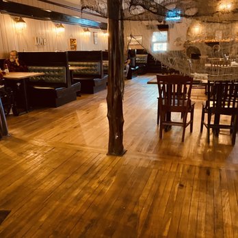 Roberto's Log Cabin - Dining room - Pizza Near Me - Lebanon, Connecticut