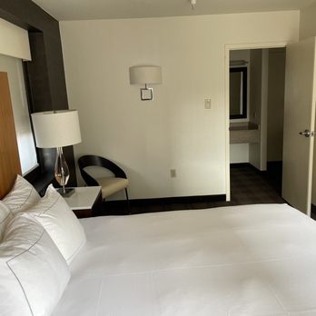 DoubleTree by Hilton Hotel & Suites Pittsburgh Downtown - Bed - Hotels Near Me - Pittsburgh, Pennsylvania