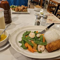 Thanh Phuong Restaurant - Egg drop soup, shrimp snow peas, steamed rice, egg roll, and pina colada