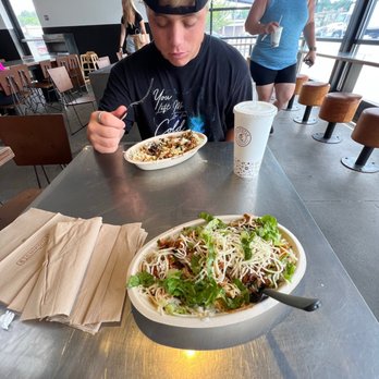 Chipotle Mexican Grill - Homie smacked that bowl around! The lady in the back left her baby behind and was frantically searching! - Mexican Near Me - York, Pennsylvania