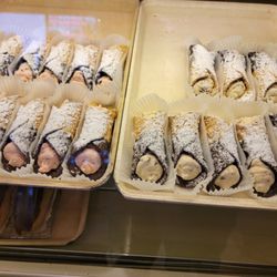 Paielli's Bakery - Ohhh canoli.. got the regular flavor (other is cherry, I believe they said). So rich and tasty.