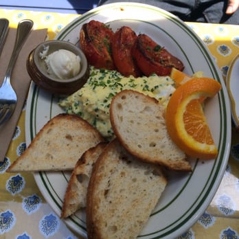 La Note - Scrambled eggs with chives, goat cheese, and roasted tomato - French Near Me - Berkeley, California La Note - Scrambled eggs with chives, goat cheese, and roasted tomato - French Near Me - Berkeley, California