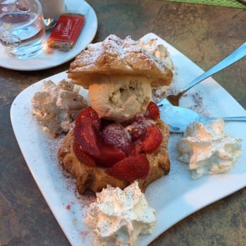 Dat Schnitzelhus - Windbeutel mit Erdbeeren - Schnitzel Near Me - Dierhagen, MV
