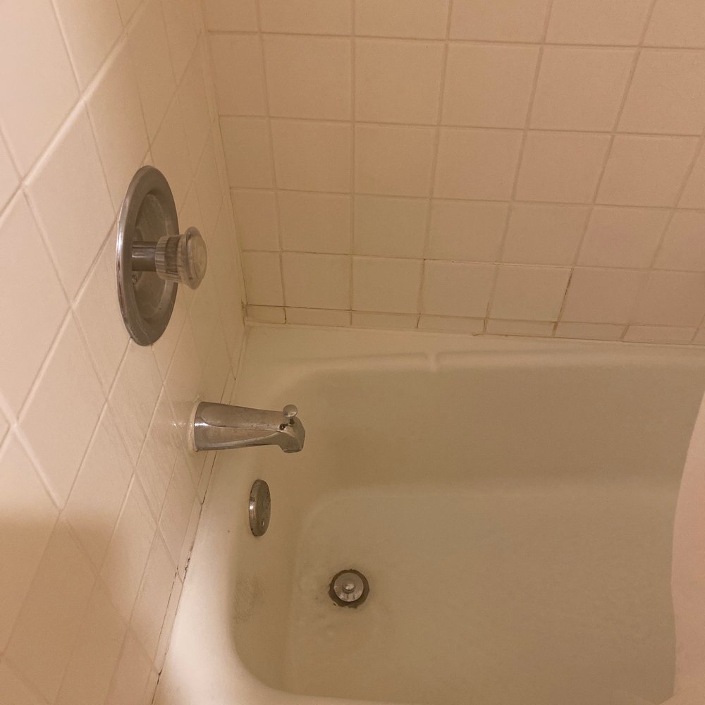 Omni Severin Hotel - Dirty tile and tub - Hotels Near Me - Indianapolis, Indiana Omni Severin Hotel - Dirty tile and tub - Hotels Near Me - Indianapolis, Indiana