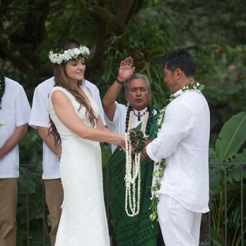 Kahu Bruce Ah Leong - Prayers for the couple - Officiants Near Me - Kaneohe, Hawaii Kahu Bruce Ah Leong - Prayers for the couple - Officiants Near Me - Kaneohe, Hawaii