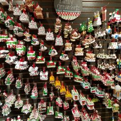 A Christmas To Remember - Ornaments galore