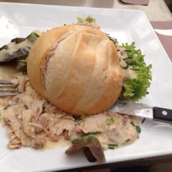 Italiaanse bol met kippedij en crème freche saus, prima!