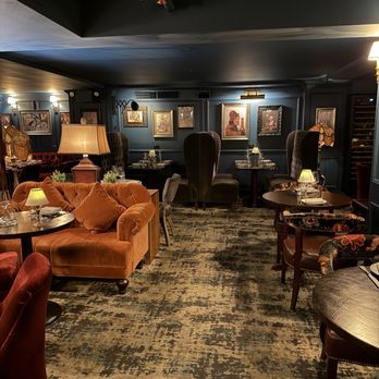 The Parlour Room - Cute inside - Cocktail Bars Near Me - New York, New York