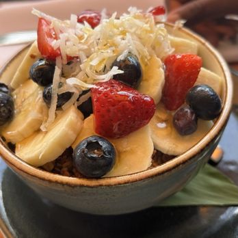 Hula Grill Waikiki - Açai Bowl - Hawaiian Near Me - Honolulu, Hawaii Hula Grill Waikiki - Açai Bowl - Hawaiian Near Me - Honolulu, Hawaii