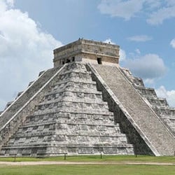 Chichén Itzá VIP Tours - El castillo. Es la pirámide más famosa en Chichen Itza. Y fue declarada una de las nuevas 7 maravillas del mundo
