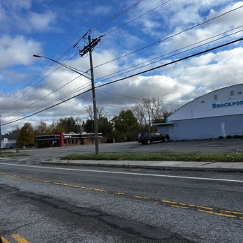 Wendy's - Disgusting place, next to a sketchy bowling alley. - Burgers Near Me - Brockport, New York