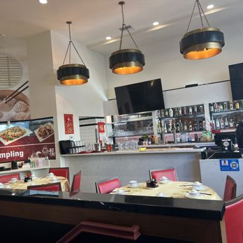 Mama Lu’s Dumpling House - Bar area with round tables - Chinese Near Me - Pasadena, California