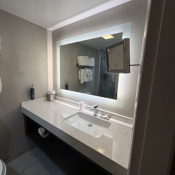 DoubleTree by Hilton Providence Airport Warwick - Suite 206 - Hotels Near Me - Warwick, Rhode Island DoubleTree by Hilton Providence Airport Warwick - Suite 206 - Hotels Near Me - Warwick, Rhode Island