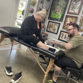 4 Arrows Art - Adam tattooing my mom's ankle - Tattoo Near Me - Fort Lauderdale, Florida 4 Arrows Art - Adam tattooing my mom's ankle - Tattoo Near Me - Fort Lauderdale, Florida