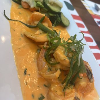 Inca Paisa - Camarones Al ajillo (shrimp in a creamy garlic sauce, served with rice, tostones and vegetable/salad) - Colombian Near Me - Flushing, New York Inca Paisa - Camarones Al ajillo (shrimp in a creamy garlic sauce, served with rice, tostones and vegetable/salad) - Colombian Near Me - Flushing, New York