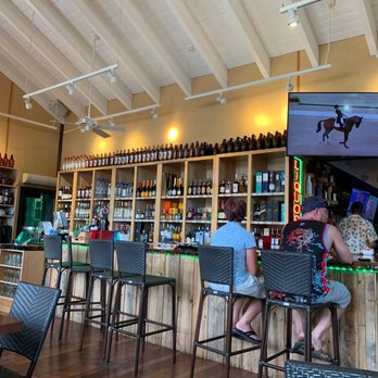 Green Turtle Inn - people sitting at the bar - Seafood Near Me - Islamorada, Florida Green Turtle Inn - people sitting at the bar - Seafood Near Me - Islamorada, Florida