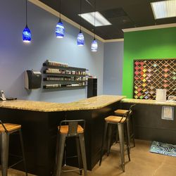 Aura Vapor - Lenexa - Sit at the e-juice bar and find a new flavor!