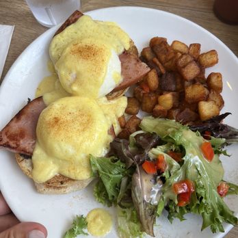 Aloha Kitchen - Eggs Benedict ham - Breakfast & Brunch Near Me - Honolulu, Hawaii