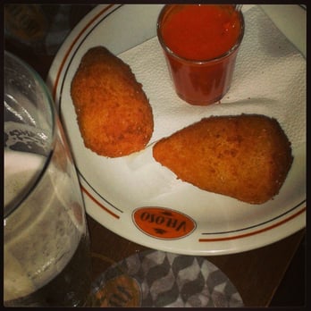 Veloso Bar - A coxinha creme do Veloso sai aos montes, e combina muito bem com um chopp. - Bars Near Me - São Paulo, SP Veloso Bar - A coxinha creme do Veloso sai aos montes, e combina muito bem com um chopp. - Bars Near Me - São Paulo, SP