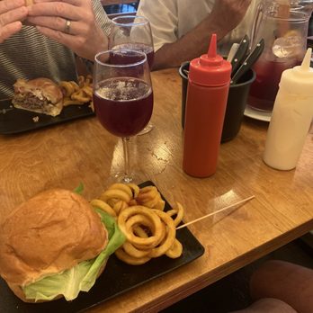 Big Al's - Deluxe Cheeseburger with Curly Fries. - American Near Me - Sitges, B