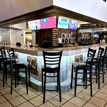 Strip's Chicken & Brewing - Bar Area - Breweries Near Me - Merriam, Kansas Strip's Chicken & Brewing - Bar Area - Breweries Near Me - Merriam, Kansas