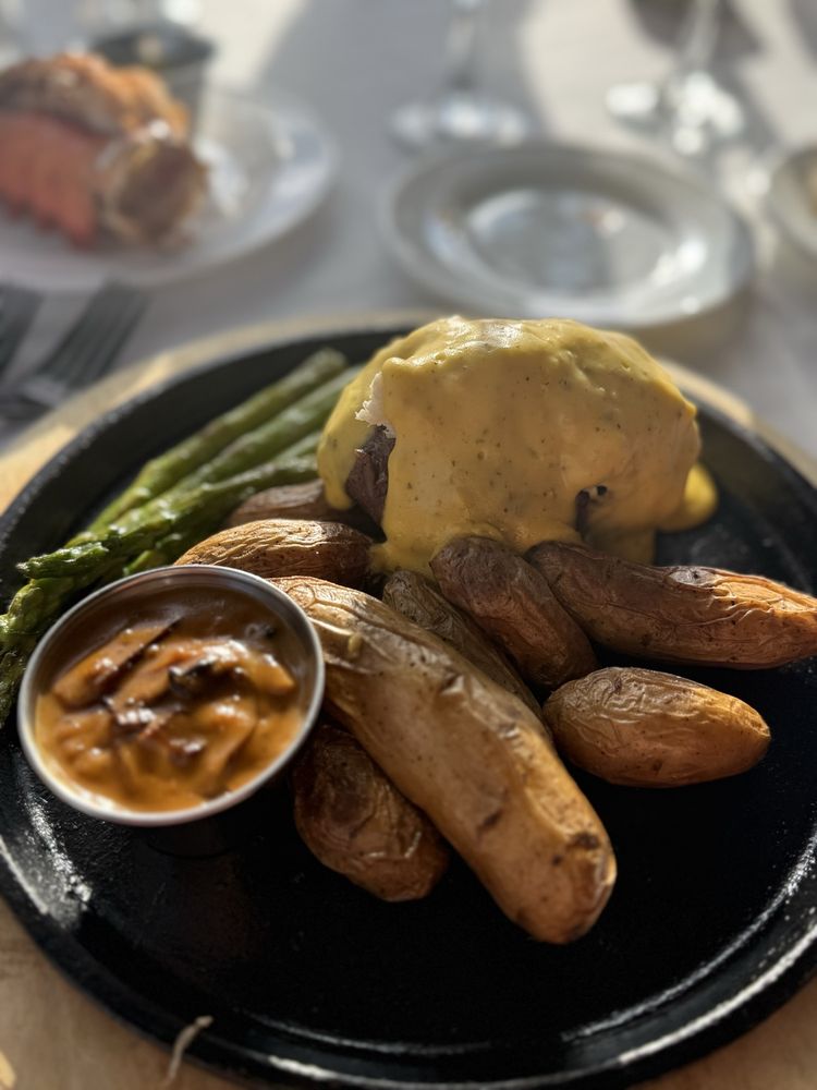 Crow's Nest Steakhouse Logo