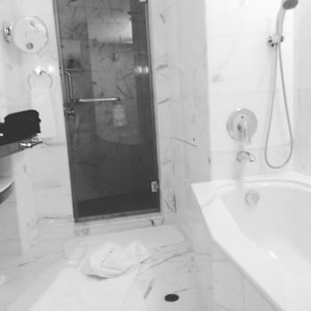 九龍香格里拉大酒店 - Marble bathroom - Hotels Near Me - Hong Kong, HK