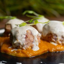 Stadlin - "Polpette gourmet servite su crema di zucca e salsa vellutata al pepe. Un'esplosione di sapori perfetta per un'esperienza gastronomica unica