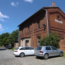 Bahnhof Flechtingen - Na, wenigstens stehen hier einige Autos...