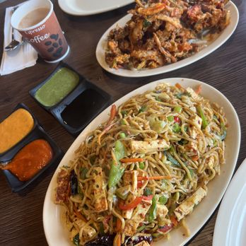 Everest Chilli Pepper - Chow mein and veg pakora - Himalayan/Nepalese Near Me - Roseville, California Everest Chilli Pepper - Chow mein and veg pakora - Himalayan/Nepalese Near Me - Roseville, California