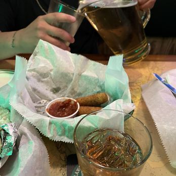 Flanigan's - Pinecrest - Nothing like wing it Wednesday and some henny baby , everyone come here !!! BEST HENNY EVER - American Near Me - Miami, Florida