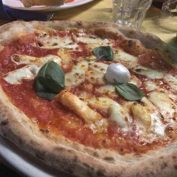 I Magnifici - Margherita pizza with búfala mozzarella and the caprese - Italian Near Me - Roma, AG I Magnifici - Margherita pizza with búfala mozzarella and the caprese - Italian Near Me - Roma, AG