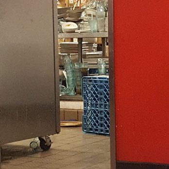 Steak ’n Shake - The dirty dishes piled up at tables and in the back with a full staff of people. - Burgers Near Me - Tampa, Florida
