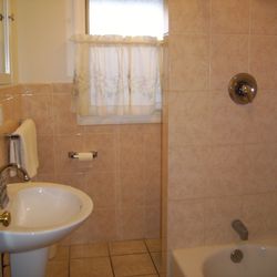 Sunflower Motel - Apartment's Bathroom.