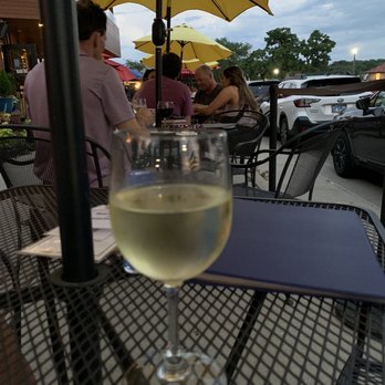 Barrique Wine & Brew Bar - Wine Bars Near Me - Lake Geneva, Wisconsin