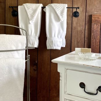 Sea Meadow Inn - bathroom amenities - Bed & Breakfast Near Me - Brewster, Massachusetts Sea Meadow Inn - bathroom amenities - Bed & Breakfast Near Me - Brewster, Massachusetts