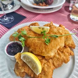 Seefeld - Neue Tiroler Küche - Original Wiener Schnitzel mit lauwaremn GurkenKartoffelSalat und Preiselbeeren - HerrenPortion 160g - 35,90 €