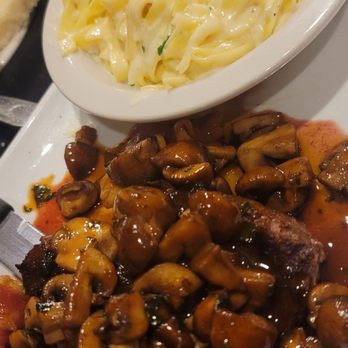 Di Lisio's - filet medalland fettuccine alfredo - Italian Near Me - Winston-Salem, North Carolina Di Lisio's - filet medalland fettuccine alfredo - Italian Near Me - Winston-Salem, North Carolina