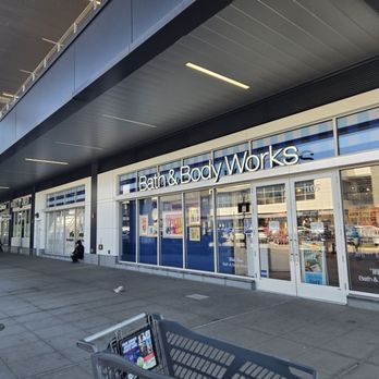 Bath & Body Works - Located in The Boulevard shopping center. - Cosmetics & Beauty Supply Near Me - Staten Island, New York Bath & Body Works - Located in The Boulevard shopping center. - Cosmetics & Beauty Supply Near Me - Staten Island, New York